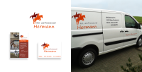 Werbematerialien und Fahrzeugbeschriftung des Reit- und Pensionsstalls Hermann in Rheda-Wiedenbrück mit Logo, Flyer und Kontaktinformationen.