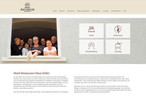 Team von Haus Keller blickt aus dem Fenster – neue Website mit CMS von Werbewerkstatt Wrocklage umgesetzt