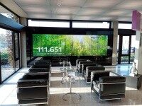 Großflächige Videowall mit über 12,5 m² Bildfläche an der Fensterfront im Foyer der Piepenbrock-Unternehmensgruppe in Osnabrück, umgesetzt von der Werbewerkstatt Wrocklage