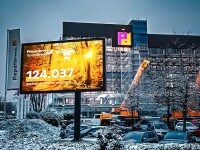 Digitales LED Display auf dem Firmengelände zeigt Baumzähler von Piepenbrock