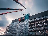 Kran hebt LED Modul zur Montage an der Piepenbrock Firmenzentrale in Osnabrück