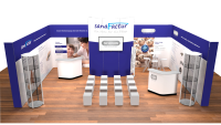 Messestand mit blauen Wänden und Holzfußboden, Präsentationsflächen für SanaFactur und Silverlon, Stuhlreihen und Theken zur Kundenberatung.