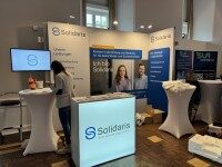 Messestand von Solidaris mit beleuchtetem Counter und Infomaterial bei einer Karrieremesse