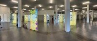 Blick in die Wanderausstellung der Universität Osnabrück mit 16 LED-Säulen, die zum 50-jährigen Jubiläum spannende Einblicke in die Uni-Geschichte geben
