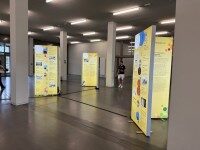 Mehrere LED-Säulen mit historischen Informationen stehen in der Osnabrücker Bibliothek Westerberg