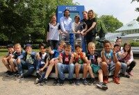 Gruppenfoto bei der Wasser-Rallye der Neven Subotic Stiftung. Kindergruppe mit Neven Subotic vor Multimedia-Station im Westfalenpark Dortmund.