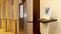 Digitale Raumbelegungsanzeigen im Marriott Berlin. Zwei schlanke Stelen mit digitalen Displays zur Anzeige von Raumbelegung und Besucherinformationen im eleganten Flur des Marriott Hotels Berlin.