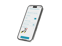 Hand hält Smartphone mit geöffneter App zur Erfassung von Materialverbrauch, im Hintergrund unscharfe Berglandschaft.