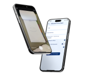 Hand mit Smartphone vor Bergkulisse, App zeigt Menü mit Funktion für Tagesberichte.