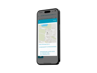 Hand hält Smartphone mit geöffneter App, auf der die Check-in-Funktion sichtbar ist, Berglandschaft im Hintergrund.