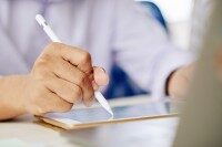 Rechtssichere Unterschrift in Ihrer App. Person unterschreibt mit digitalem Stift auf Tablet.