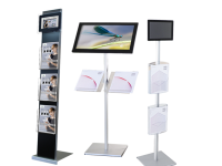 Drei verschiedene Prospektständer mit integriertem Bildschirm und Prospekthaltern, geeignet für digitale Präsentationen und Printmaterial
