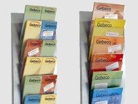 Zwei Wand-Prospektständer aus Metall, bestückt mit bunten Gebeco Broschüren in verschiedenen Farben