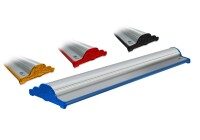 Verschiedene farbige Roll-Up-Kassetten Vier Roll-Up-Kassetten in verschiedenen Farben: Blau, Rot, Gelb und Schwarz.