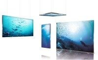 Mehrere rechteckige Hängedisplays mit blauem Unterwasser-Motiv, an der Decke befestigt