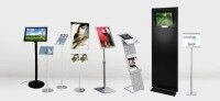 Sechs verschiedene Infoständer und Displays, teilweise mit integriertem Monitor und Prospekthaltern, für Werbung und Messen