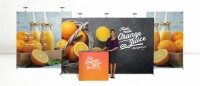 Messestand mit großformatiger Textilrückwand und Theke im Orange Juice Design