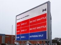 Anzeigetafel Zugzeiten nach Niebüll Elektronische Anzeigetafel mit Zugzeiten nach Niebüll. Spuren und Zeiten für DB Sylt Shuttle und Autozug Sylt.