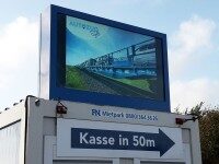 Outdoor LED Display mit Fahrgastinformation am Autoreisezug Sylt Digitales Outdoor Display zeigt Werbung am Autoreisezug Sylt