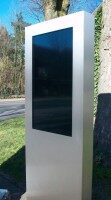 Metallene Infostele im Freien mit schwarzem Bildschirm, Bäume im Hintergrund
