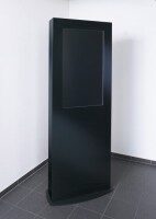 Schwarze digitale Werbestele mit Glasfront in einer Ecke eines Raumes.
