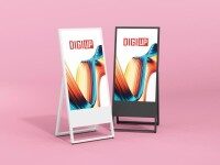 Zwei mobile Digital Signage Displays im Hochformat, in Schwarz und Weiß, mit DIGI UP Logo und farbenfrohem Motiv auf rosa Hintergrund