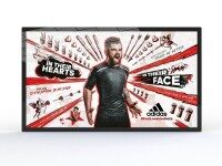 Digital Signage Display mit Adidas Sportkampagne in Schwarz-Rot-Weiß, zentraler Sportler mit grafischen Elementen
