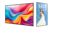 Zwei professionelle Digital Signage Monitore, links im Querformat mit farbintensivem Design, rechts im Hochformat mit SALE-Werbung für Modeangebote
