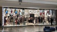 Schaufenster der Marke Quiz in einem Einkaufszentrum mit diversen Kleidungsstücken