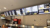 Speisesaal in einem Fast-Food-Restaurant mit moderner Speisentafel