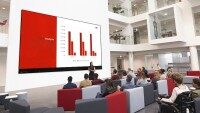 LED Videowand im Konferenzraum – Präsentationen und Business Meetings Große LED Videowand im modernen Konferenzraum mit Präsentation vor Publikum