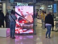 Indoor LED Stele für Digital Signage im Einzelhandel – leuchtstarkes Display vor Supermarkt Indoor LED Stele zeigt Food-Werbung vor einem koreanischen Supermarkt, Digital Signage für den Einzelhandel