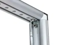 Aluminiumrahmen-Ecke mit Verschraubung und Kabelführung für Displaygehäuse Detailansicht einer stabilen Aluminiumrahmen-Ecke mit integrierter Kabelführung und Verschraubung