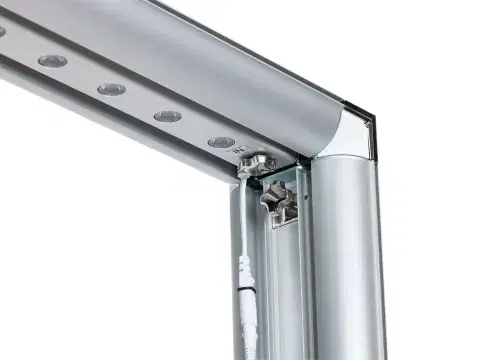 Detailansicht einer stabilen Aluminiumrahmen-Ecke mit integrierter Kabelführung und Verschraubung