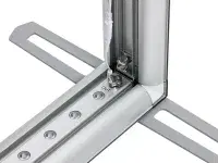 Eckverbindung mit Bodenbefestigung aus Aluminiumprofil für Displayrahmen Detailansicht einer Aluminium-Eckverbindung mit Bodenbefestigung für stabile Gehäusekonstruktionen