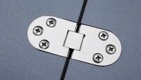 Detailaufnahme eines Metallscharniers mit sechs Schrauben zur Verbindung von Messewänden im Expolinc System