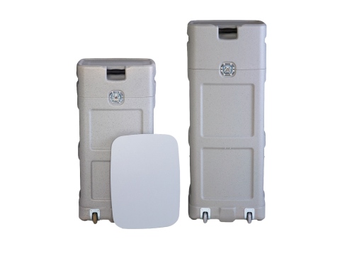 Zwei graue Expolinc Transportkoffer mit Rollen und Verschlüssen, eine weiße Abdeckplatte steht davor auf orangefarbenem Hintergrund