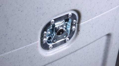 Detailaufnahme eines stabilen Metallverschlusses an einem Expolinc Transportkoffer aus Kunststoff