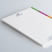 Briefpapier mit dezentem Farbstreifen-Design, gestaltet als Bestandteil einer modernen Geschäftsausstattung