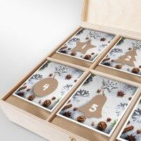 Geöffnete Holzbox mit 24 nummerierten Fächern als individuell bedruckter Adventskalender für Werbezwecke