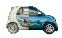 Smart-Auto mit halb gestaltetem Design: linke Seite Skizze, rechte Seite mit Digitaldruck und Fischmotiv als Beispiel moderner Fahrzeugbeschriftung