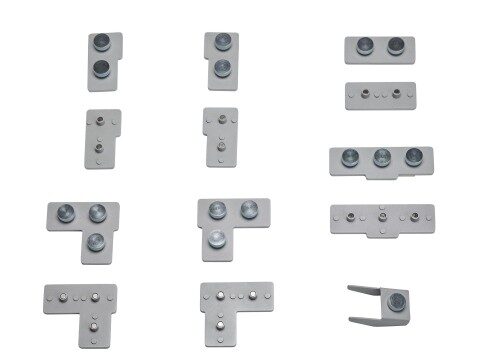Verschiedene silberne Verbindungselemente und Halterungen zur Montage von Expolinc Rahmensystemen