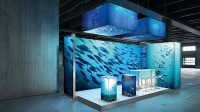 Octanorm Messestand mit beleuchteten Grafikwänden und moderner modularer Standkonstruktion
