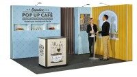 Messestand Popup Café mit Theke, bedruckten Wänden und Beratungssituation am Stand