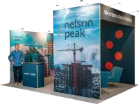 Modularer Messestand mit großflächiger Grafik und integrierter Theke für professionelle Präsentationen