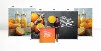Messestand mit großformatiger Textilrückwand und Theke im Orange Juice Design