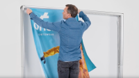 Messestand Aufbau Schritt 3 Grafik anbringen und Display aufstellen