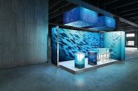 Octanorm Messestand mit beleuchteten Grafikwänden und moderner modularer Standkonstruktion