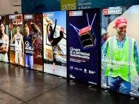 LEDUP Kollektion mit beleuchteten Messestand Displays und Textilrahmen in Reihe