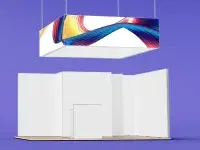 Individuell angefertigte Kranz Abhängung für Messestand mit beleuchtetem Deckenelement